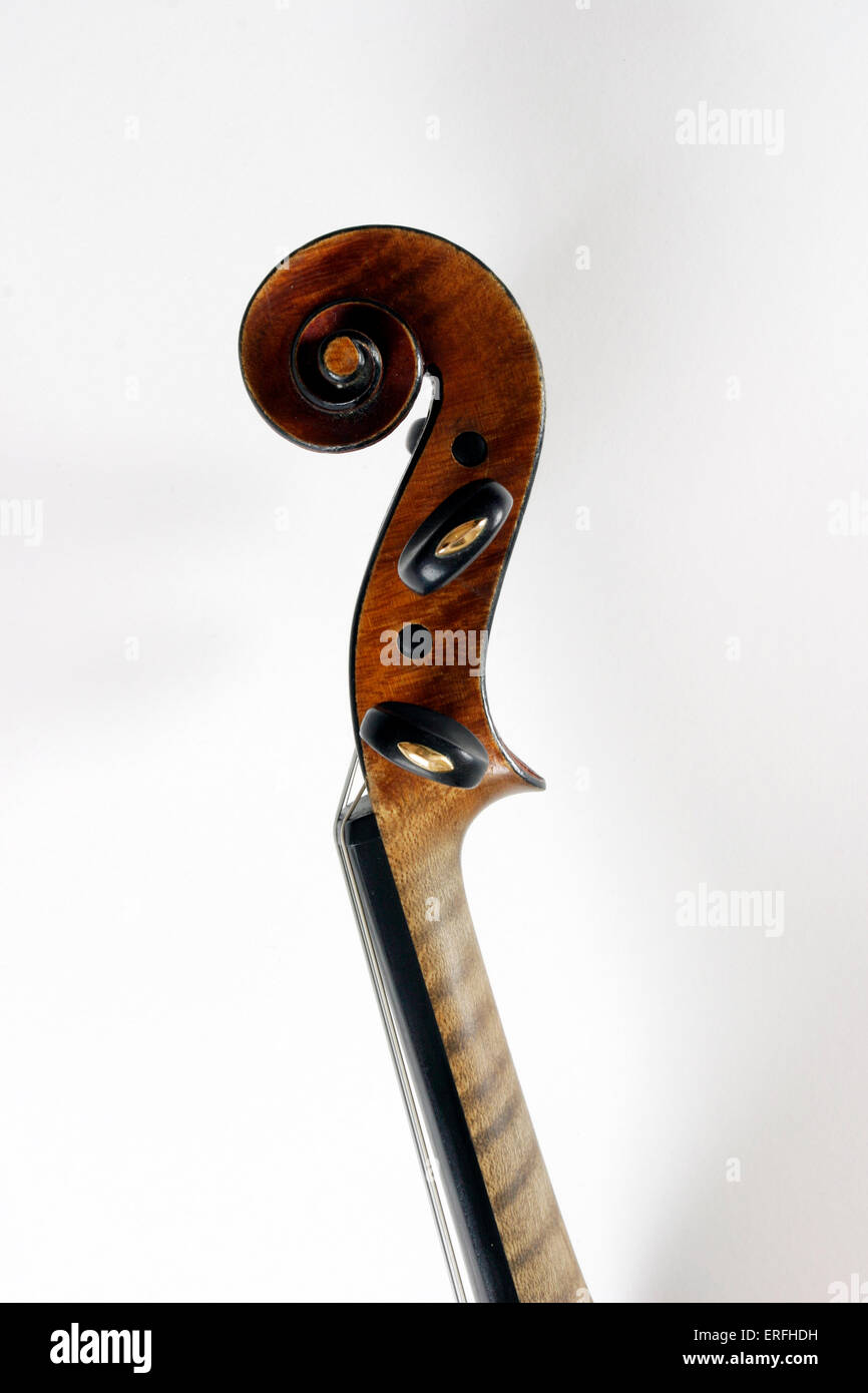 Violon - close up du cou et faire défiler d'un violon fait par Charles J B Collin-Mezin. C C-M : luthier français, 1841-1923. Banque D'Images
