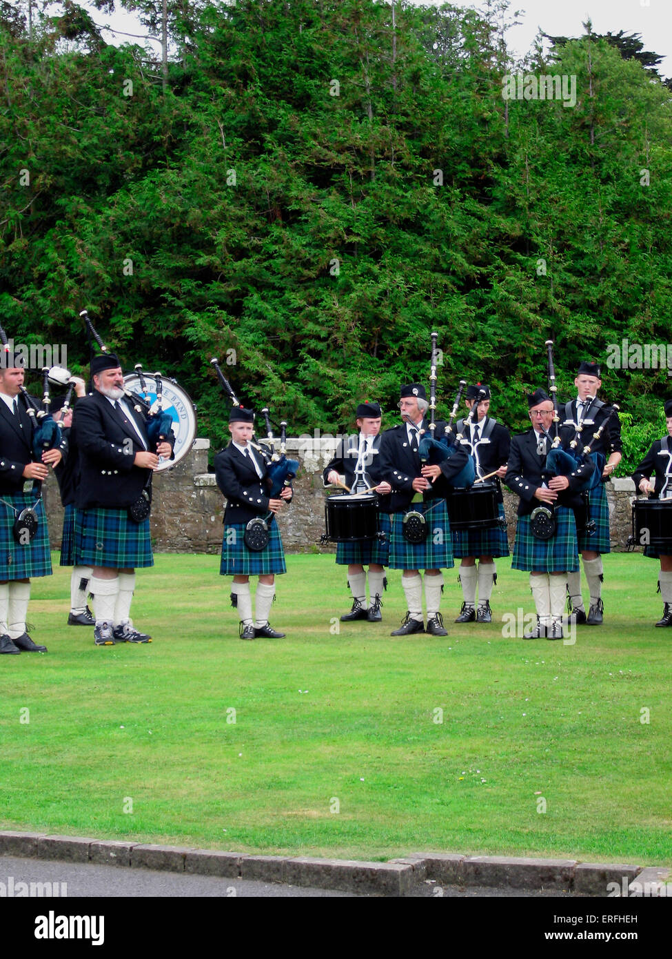 Scottish Pipe Band - un groupe jouant à l'extérieur, jouant de la cornemuse et de la batterie, et de porter des kilts. Joueur de cornemuse. Gaiteiro. Banque D'Images