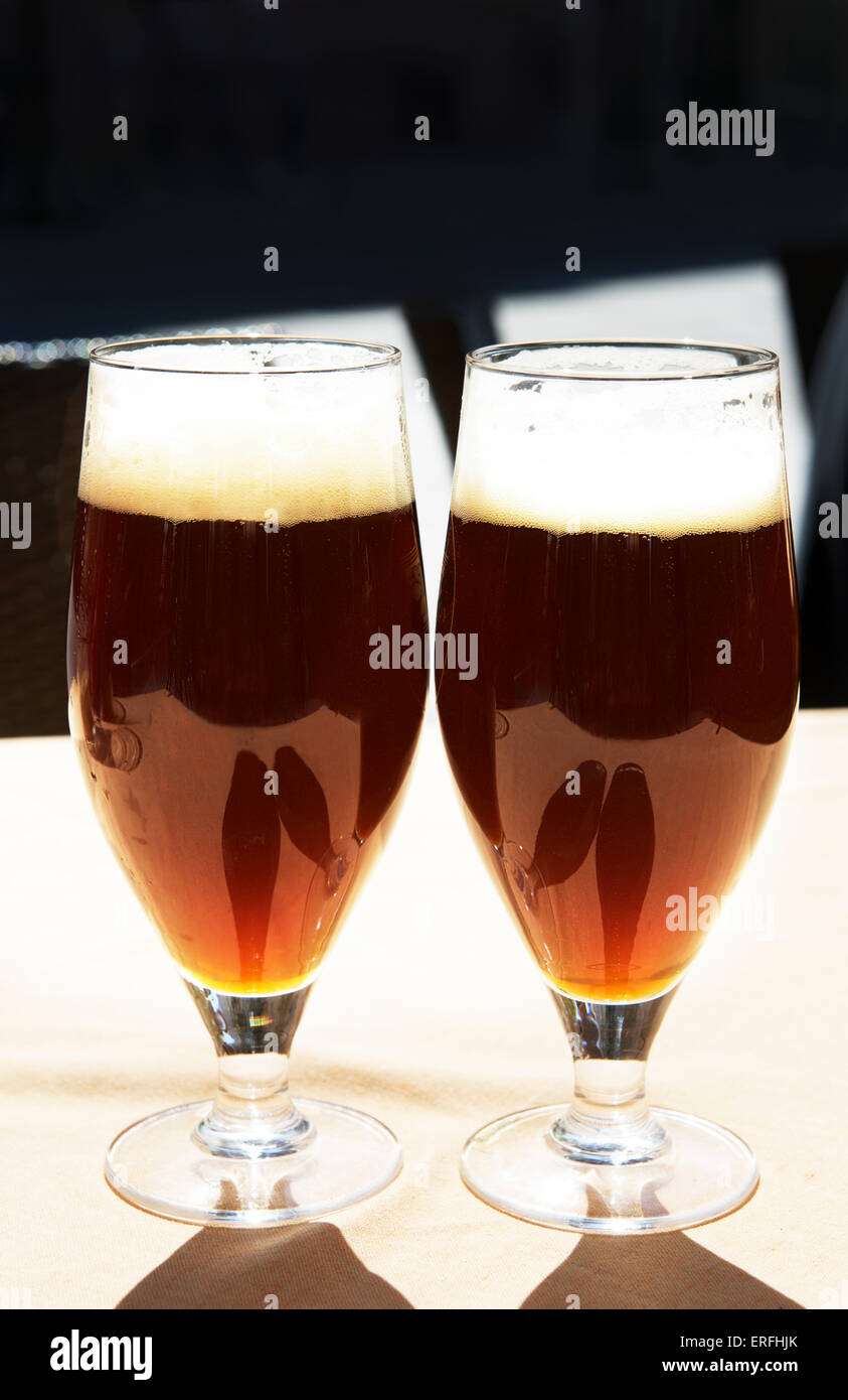 2 verres de bière brune sur fond naturel, deux verres de bière en voyant le coucher du soleil chaud, des verres de bière, un verre de bière froide Banque D'Images