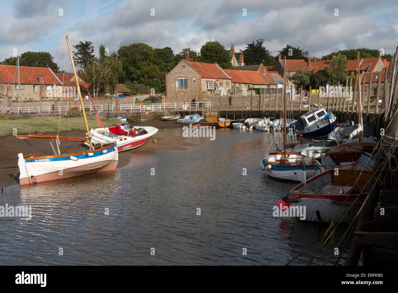 Bateaux amarrés à Blakeney Harbour sur la côte nord du comté de Norfolk, England, UK Banque D'Images