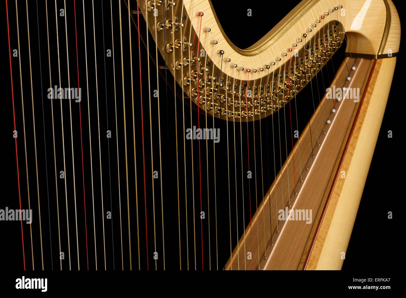 Harpe de concert - close-up de détail montrant les cordes et chevilles fond  noir Photo Stock - Alamy