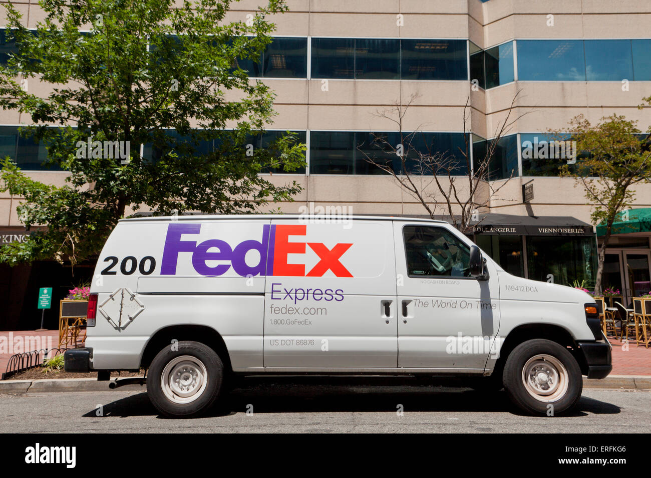 Camion FedEx garé en face d'immeubles de bureaux - Washington, DC USA Banque D'Images