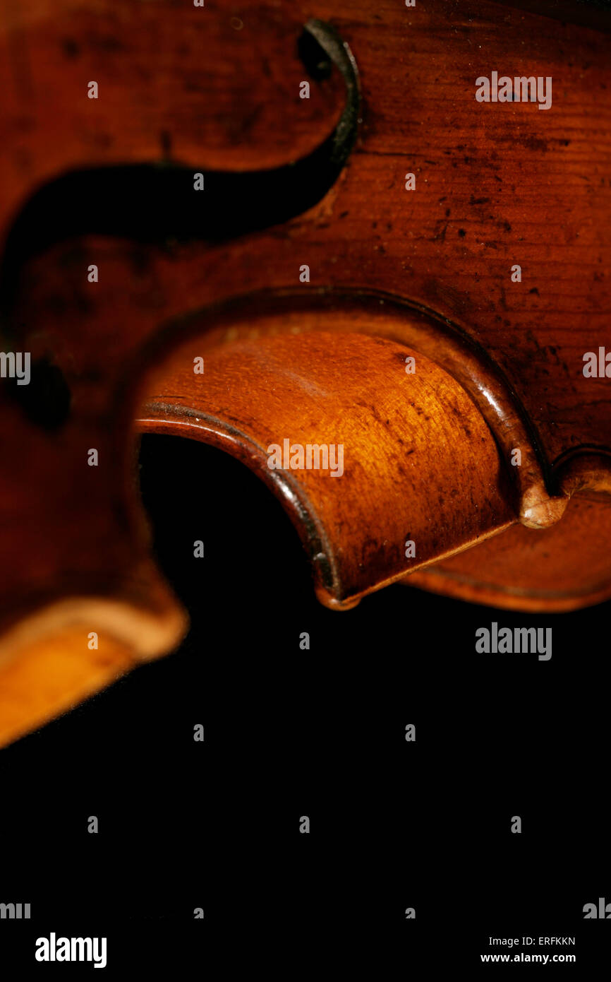 Violon - close-up de son corps avec fond noir trou F Banque D'Images