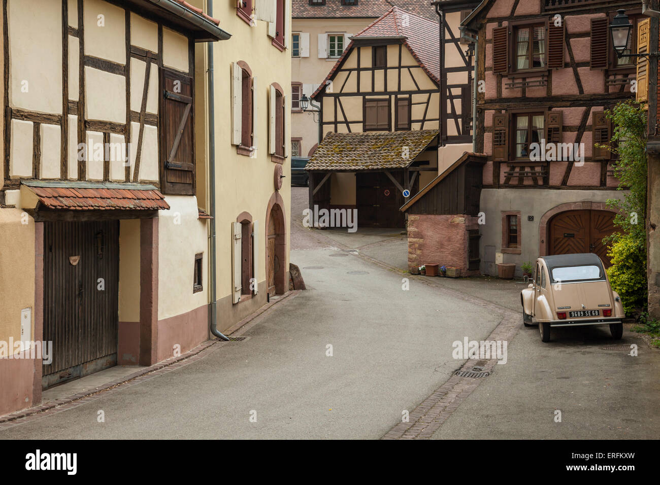 Après-midi de printemps orageux à Hunawihr, Alsace, France. Banque D'Images