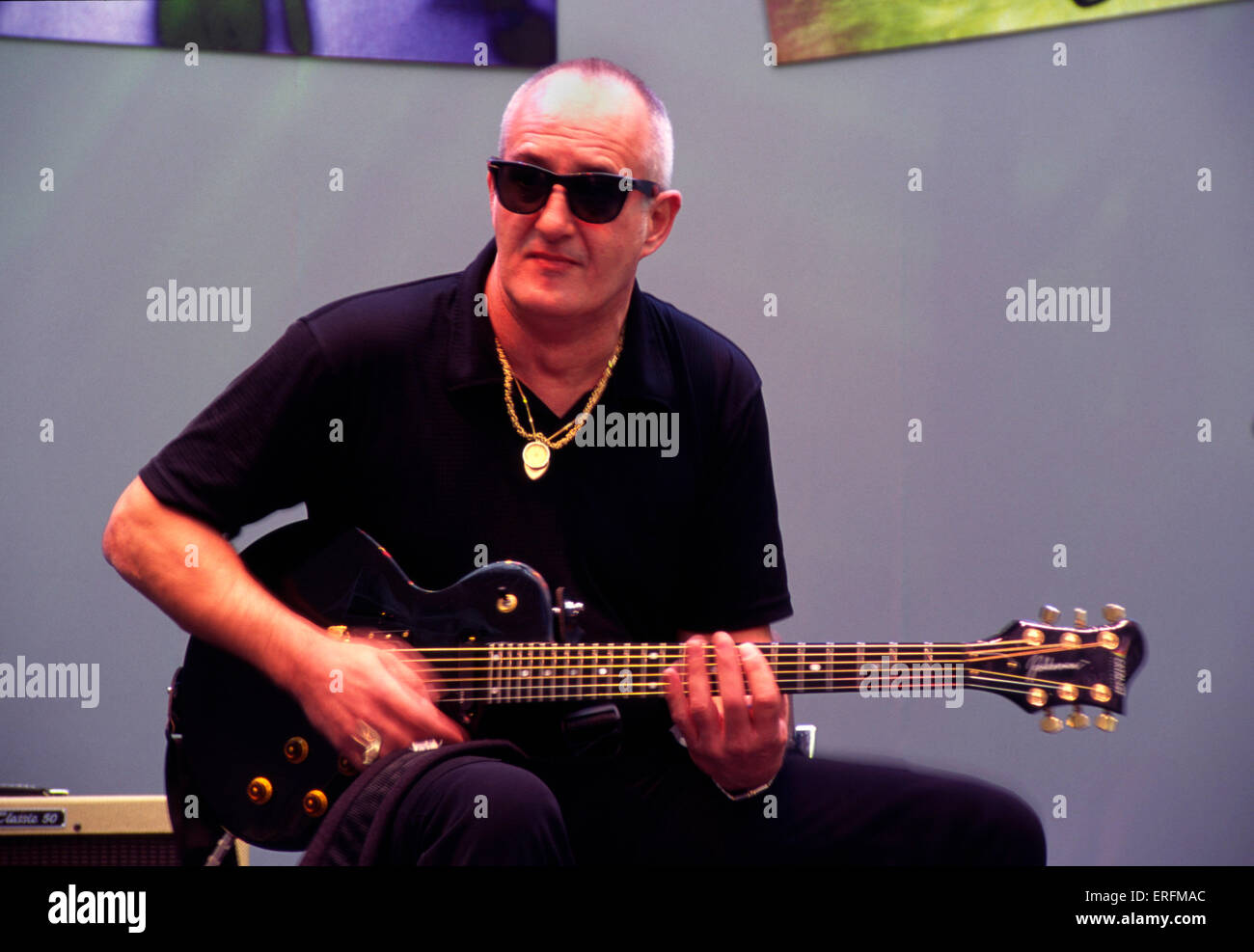 Jan Ackerman - Portrait de la guitariste néerlandais donnant une démonstration de guitare au 2000 de Francfort, Allemagne. Banque D'Images