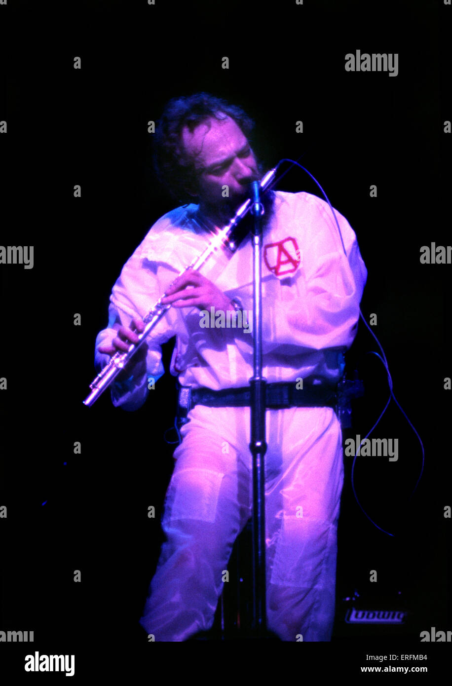 Ian Anderson - le musicien écossais jouer de la flûte avec son groupe Jethro Tull au Royal Albert Hall, Londres, 1980. b. 10 Banque D'Images