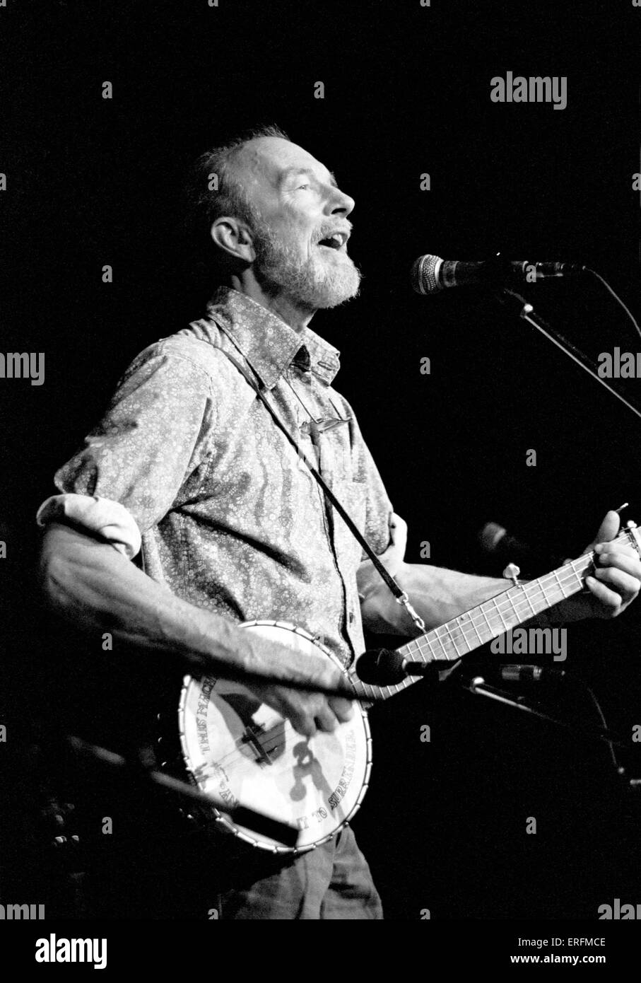 Pete Seeger - portrait de la chanteuse folk américaine effectuant au Royal Festival Hall, Londres, 1985. b. 3 mai 1919. Banque D'Images
