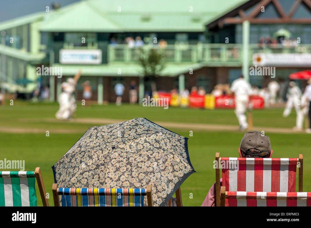 Les spectateurs à un match de cricket. Horntye Park, Hastings, East Sussex, England, UK Banque D'Images