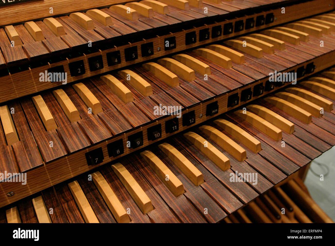 Orgue à trois claviers claviers avec touches en bois Photo Stock - Alamy