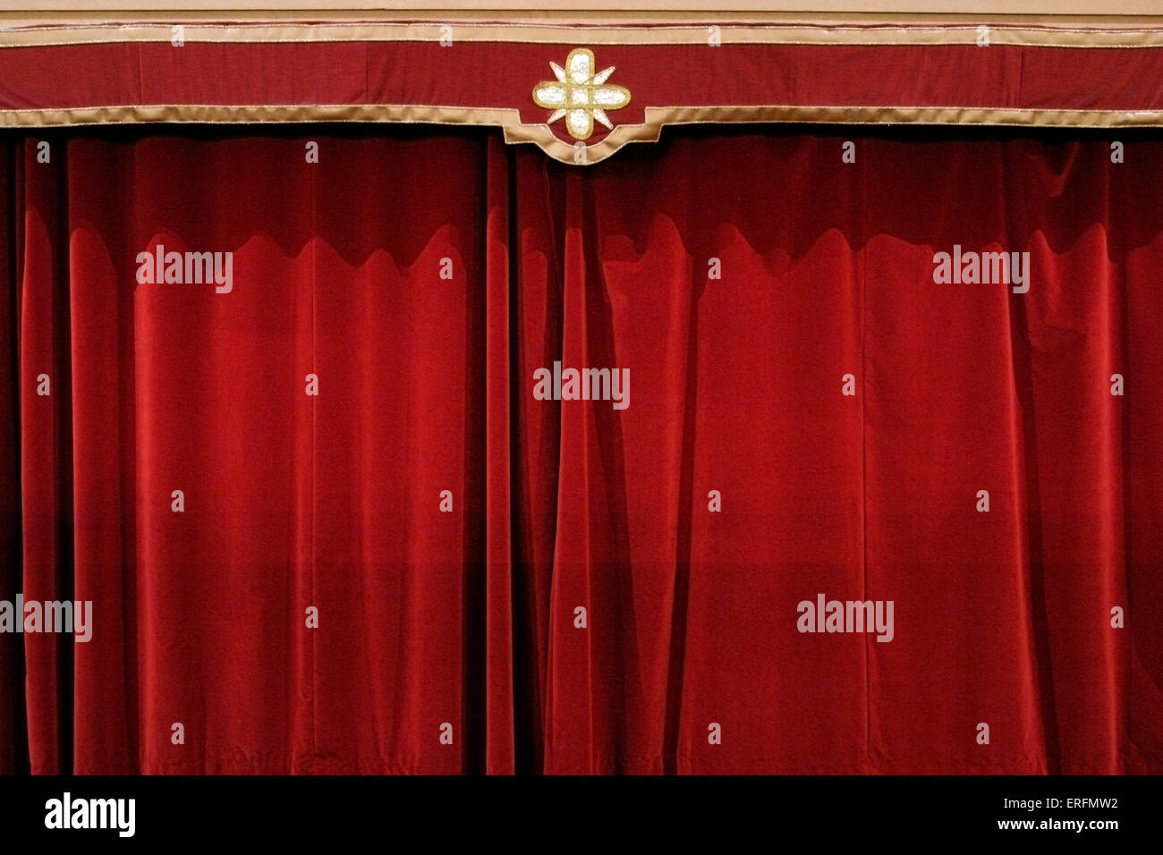Des rideaux de scène en rouge et or. Photographie générique. Banque D'Images