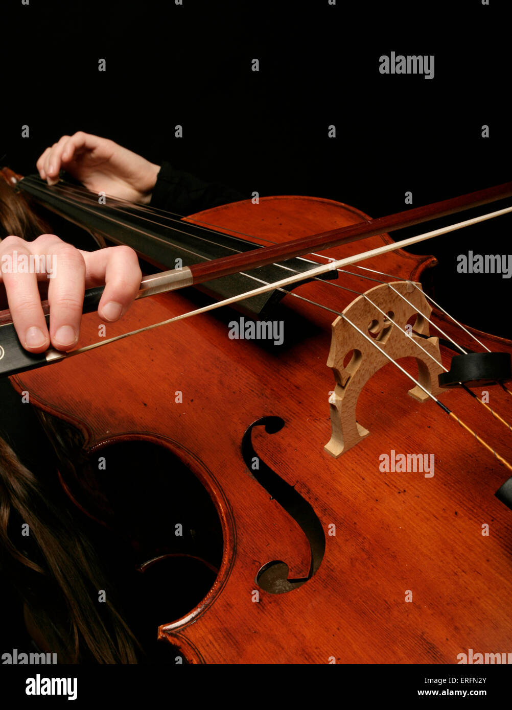 Violoncelle - la femme en position de jeu, le violoncelliste. Banque D'Images