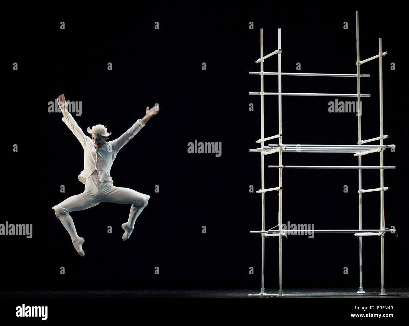 Arnold Schoenberg, Pierrot Lunaire 'ballet' - Alexander Zaitsev comme Pierrot comme Columbine dans une production à l'Opéra Royal Banque D'Images