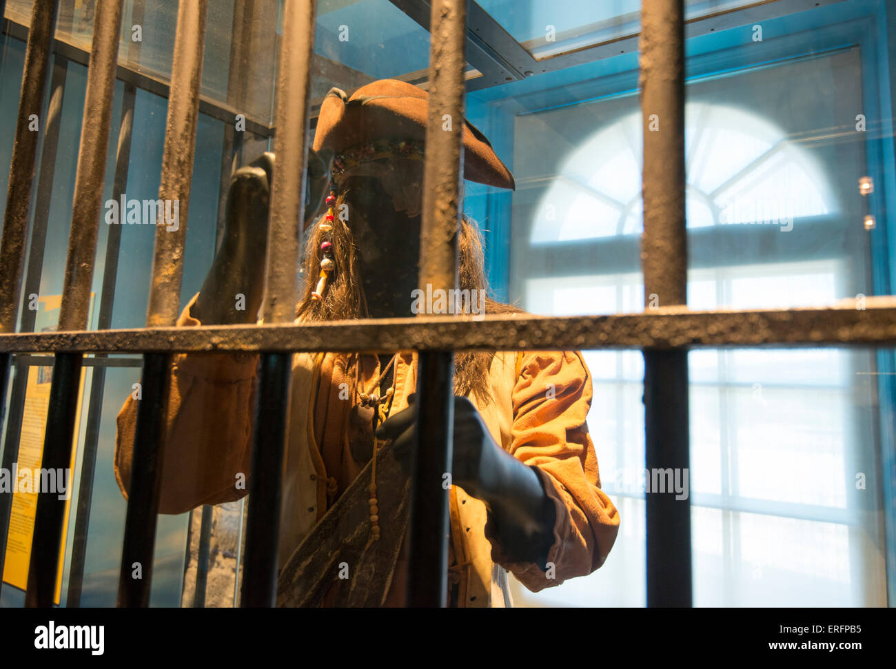 Plaisir en famille dans la région de Montréal, Québec, Canada. Montréal Musée d'archéologie et d'histoire. Image de la statue de pirate. Banque D'Images