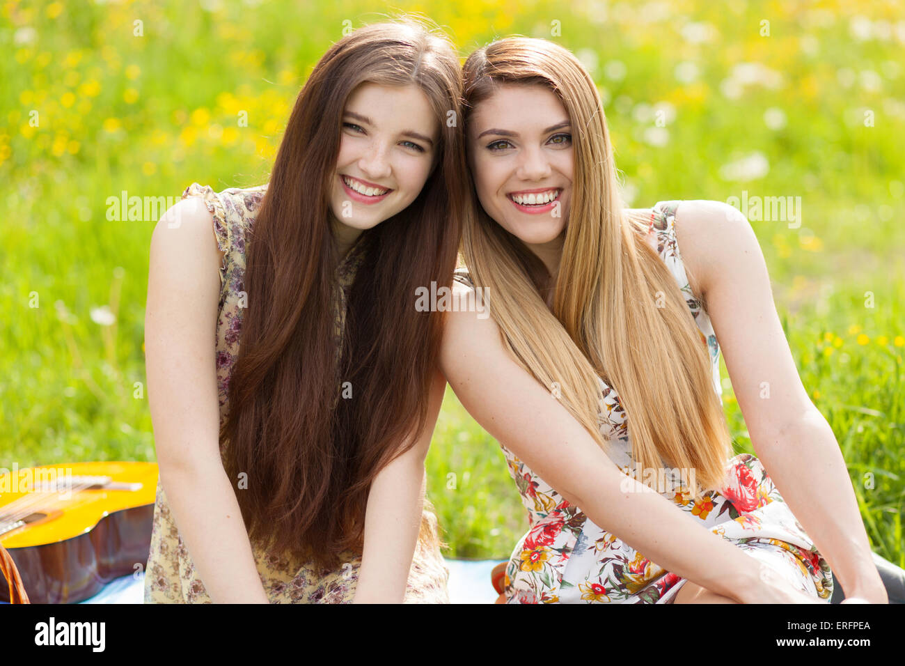 Deux belles jeunes femmes sur un pique-nique Banque D'Images