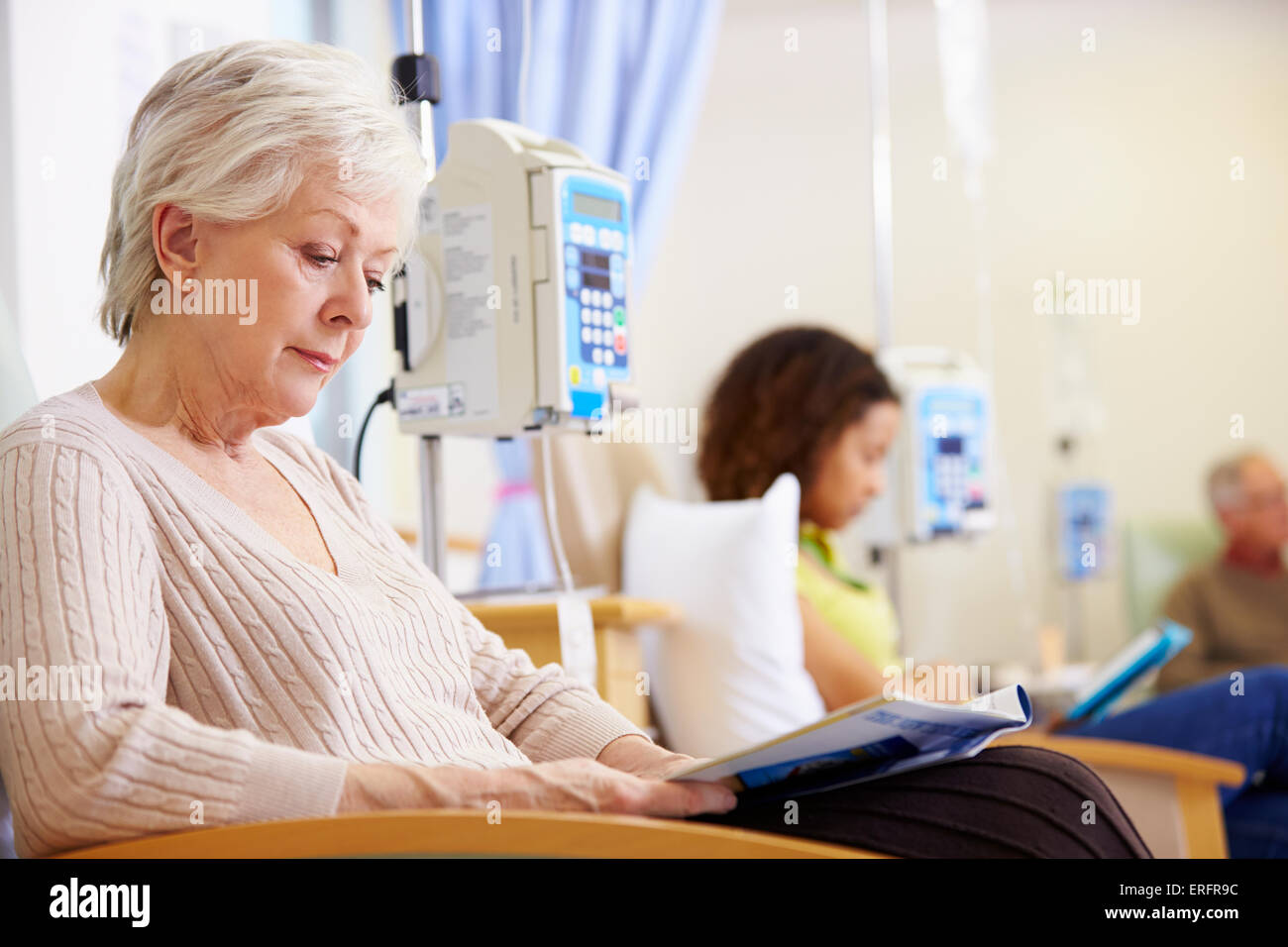 Senior Woman subissant une chimiothérapie à l'hôpital Banque D'Images