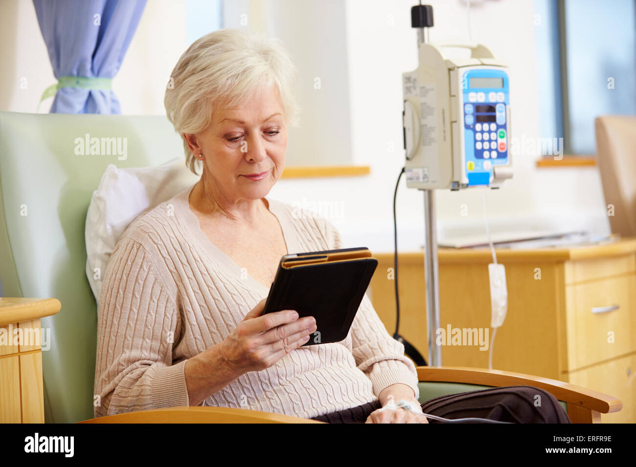 En chimiothérapie Senior Woman with Digital Tablet Banque D'Images