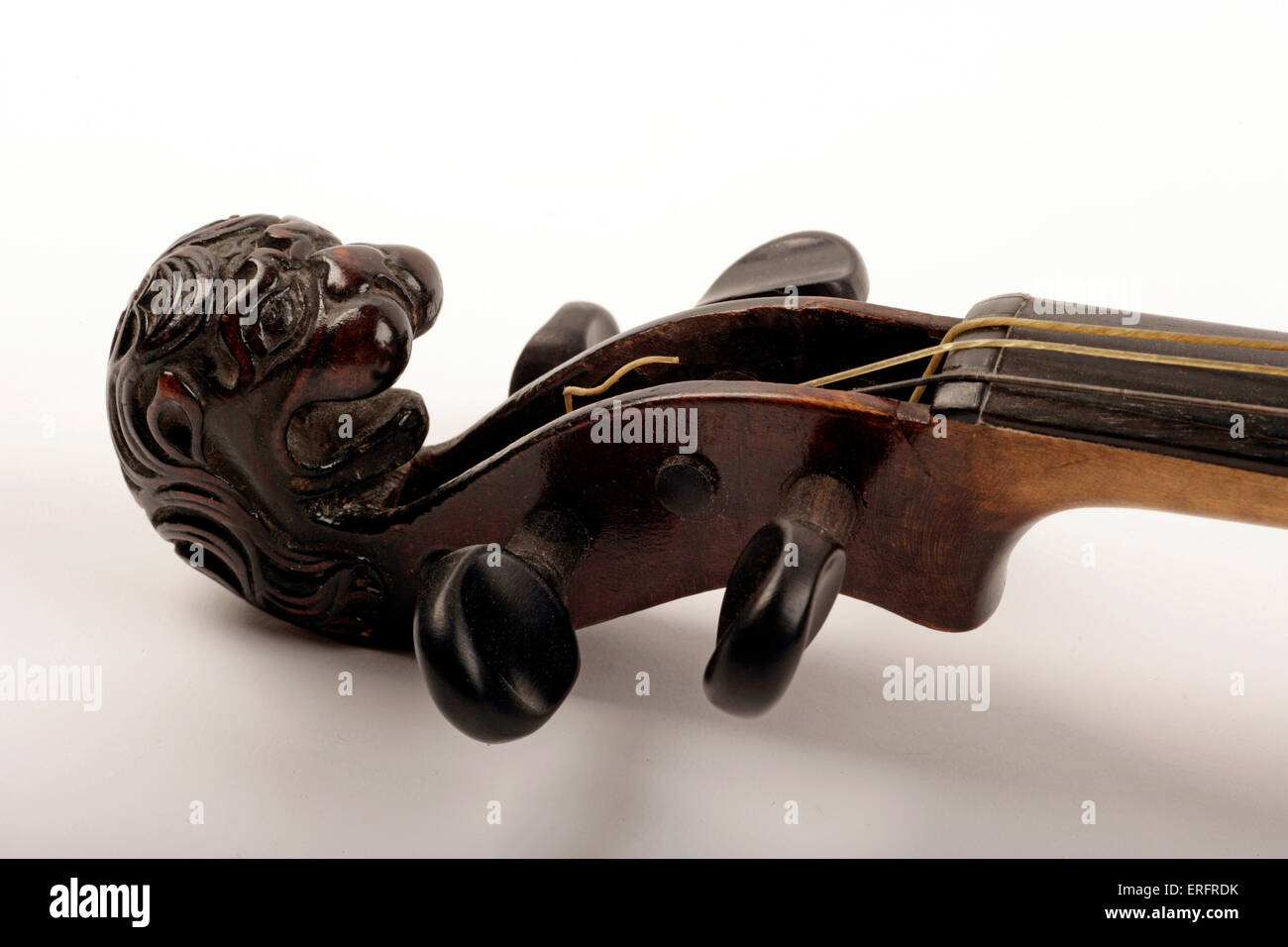 Défiler - violon sculptée en forme de tête d'un lions, avec cordes en boyau. Instrument allemand Banque D'Images