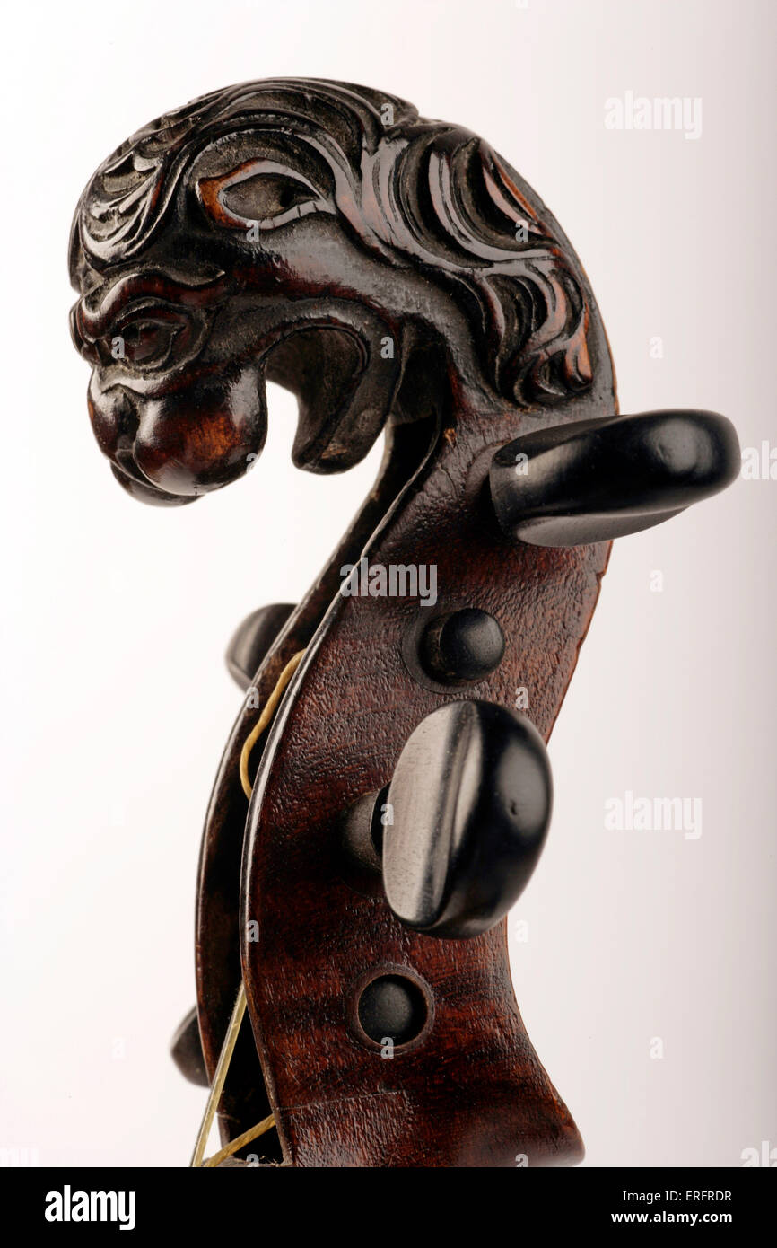 Défiler - violon sculptée en forme de tête d'un lions, avec cordes en  boyau. Instrument allemand Photo Stock - Alamy