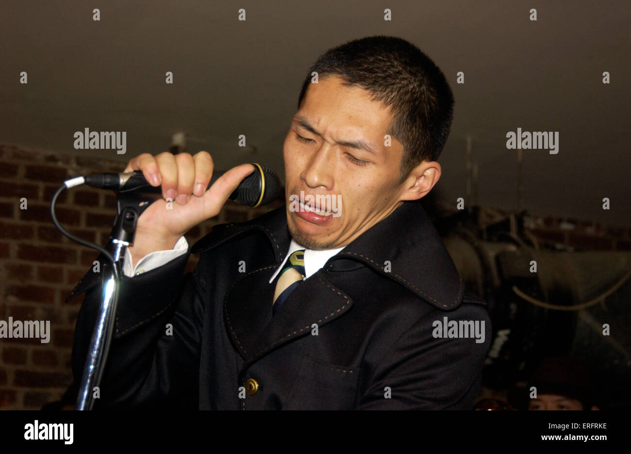 Nakata Ryo, chanteur principal d'Osaka Monaurail, effectuant à l'âme Cave, Southampton, Royaume-Uni, le 4 novembre 2006. Funk band japonais. Banque D'Images