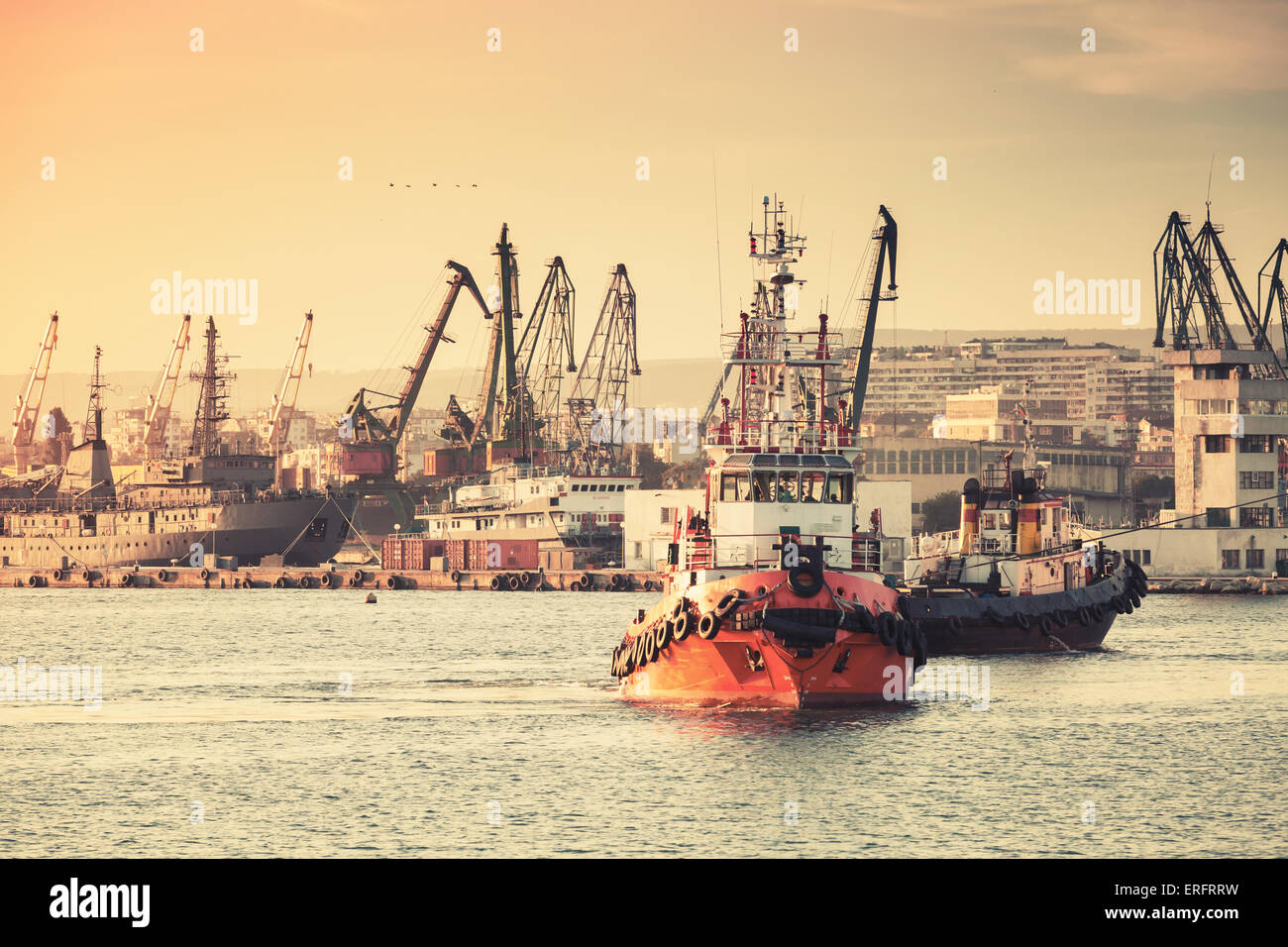 Remorqueurs travaillent dans le port de Varna. La mer Noire, en Bulgarie. Vintage photo stylisée avec correction tonale filtre photo, vieille Banque D'Images