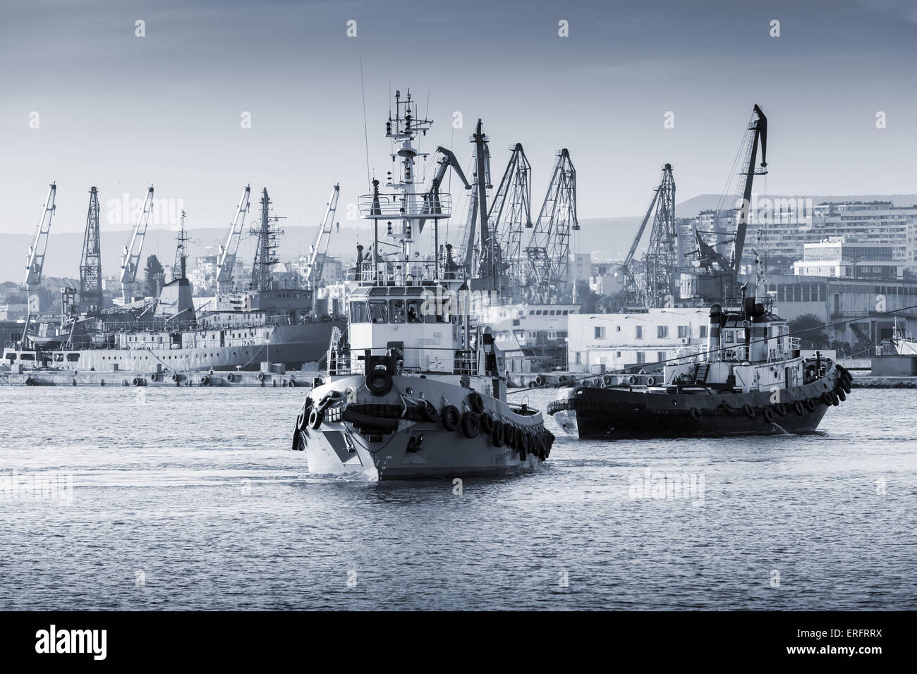 Remorqueurs travaillent dans le port de Varna. La mer Noire, en Bulgarie. Vintage photo stylisée avec filtre bleu monochrome photo tonale Banque D'Images