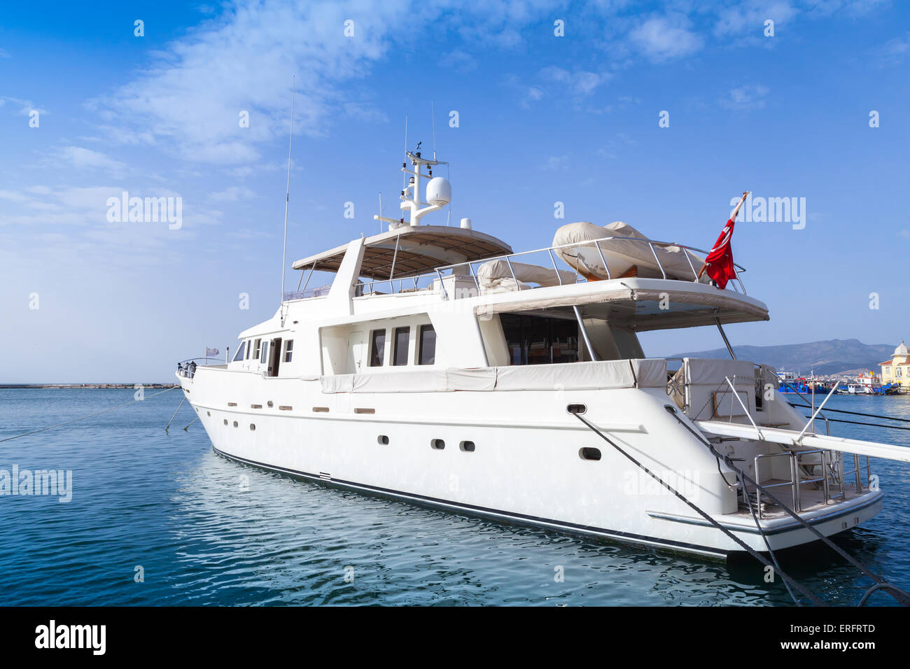 Yacht à moteur plaisir blanc est amarré dans la ville d'Izmir, Turquie Banque D'Images