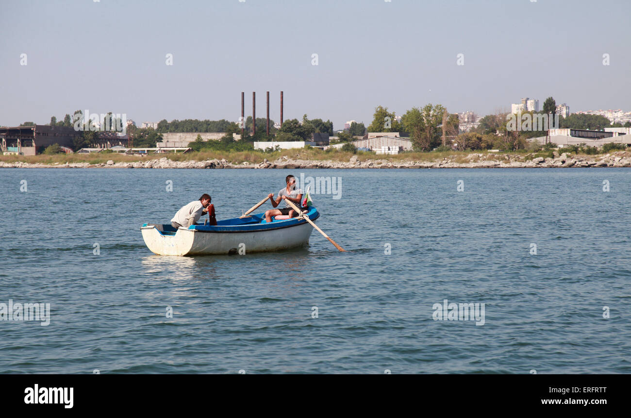 Burgas, Bulgarie - 22 juillet 2014 : Deux pêcheurs en bateau en bois, baie de Bourgas Mer Noire Banque D'Images