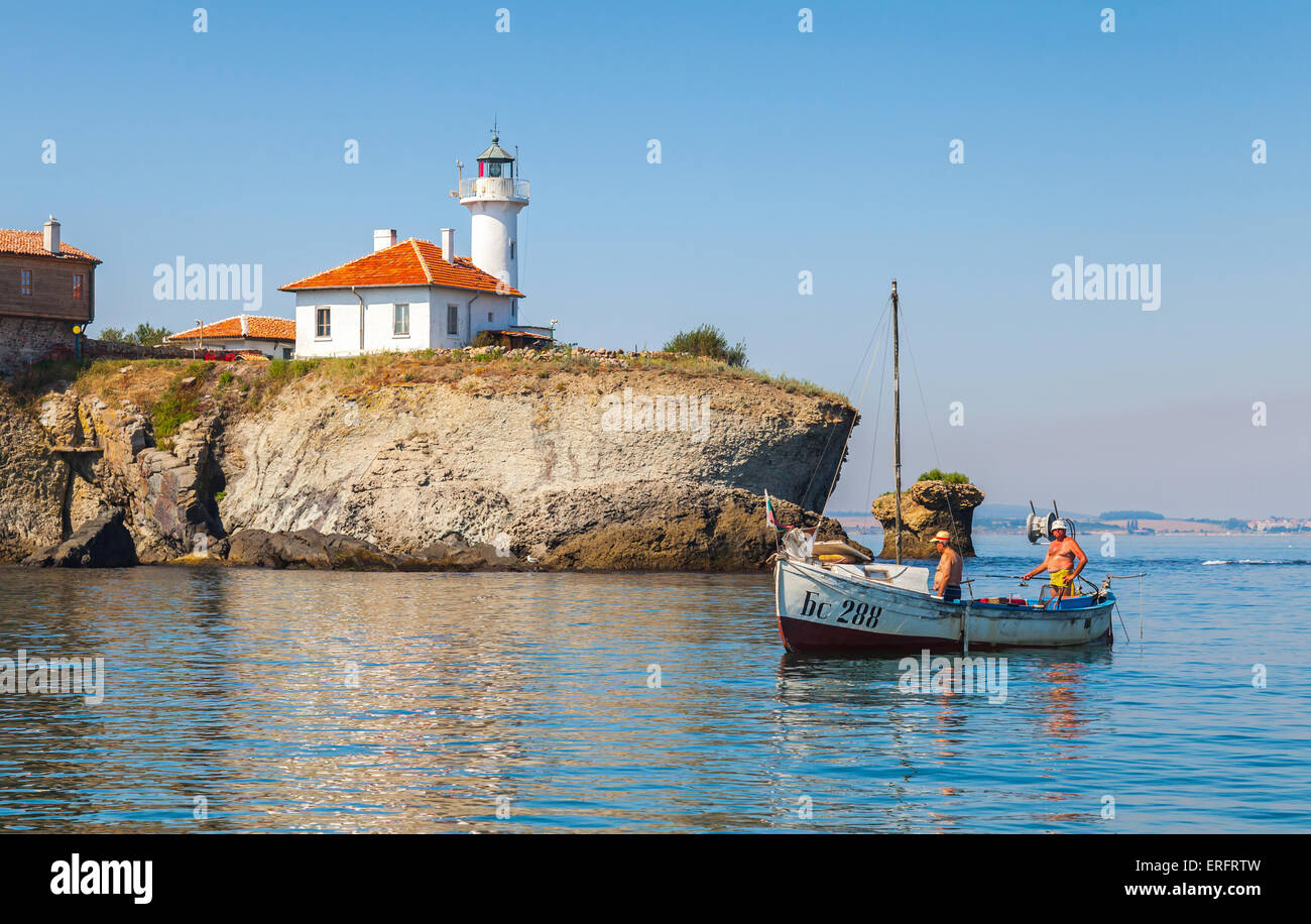Burgas, Bulgarie - 22 juillet 2014 : Deux pêcheurs en bateau en bois près de Saint Anastasia Island. La mer Noire Banque D'Images