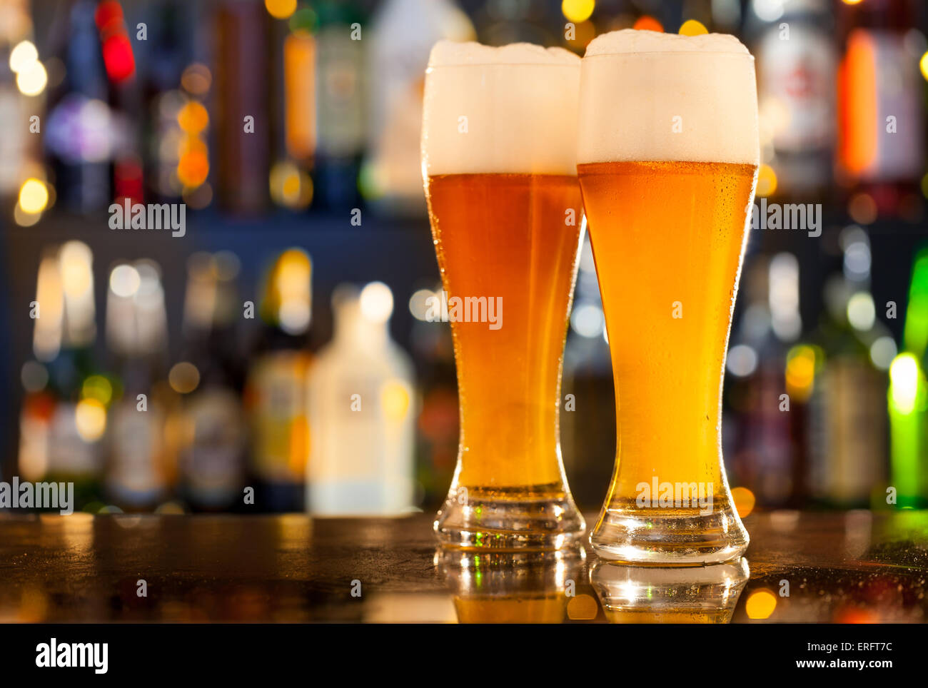 Pichets de bière placée sur comptoir bar avec copyspace Banque D'Images