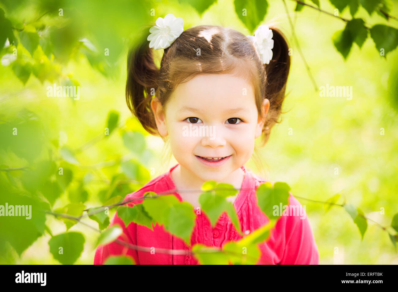 Closeup portrait of funny little kid. belles filles rire heureux face Banque D'Images