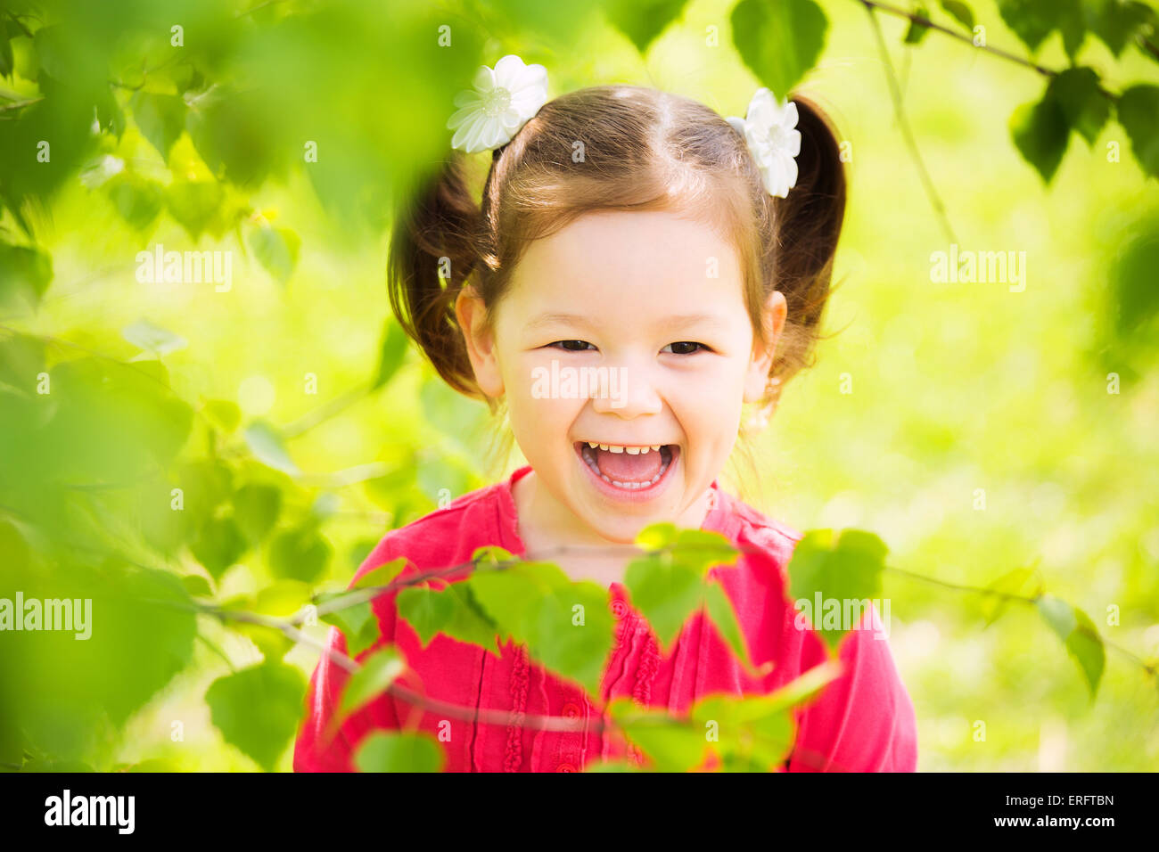 Closeup portrait of funny little kid. belles filles rire heureux face Banque D'Images