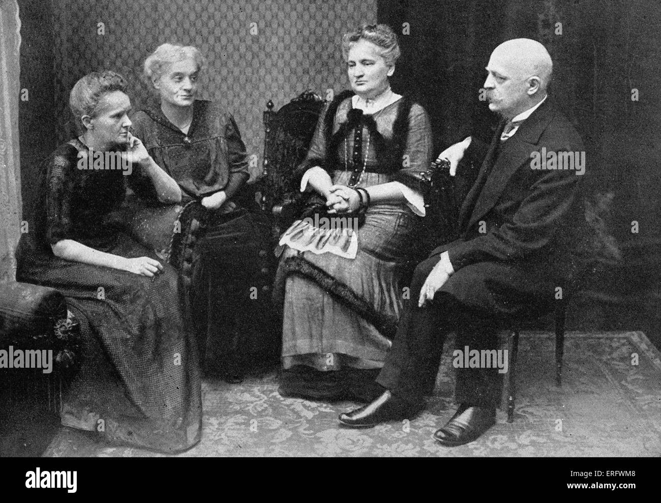 Marie Curie avec son frère et soeurs à Varsovie, en 1912. De gauche à droite est Marie Curie, Mme Szalay, Mme et M. Dluska Banque D'Images