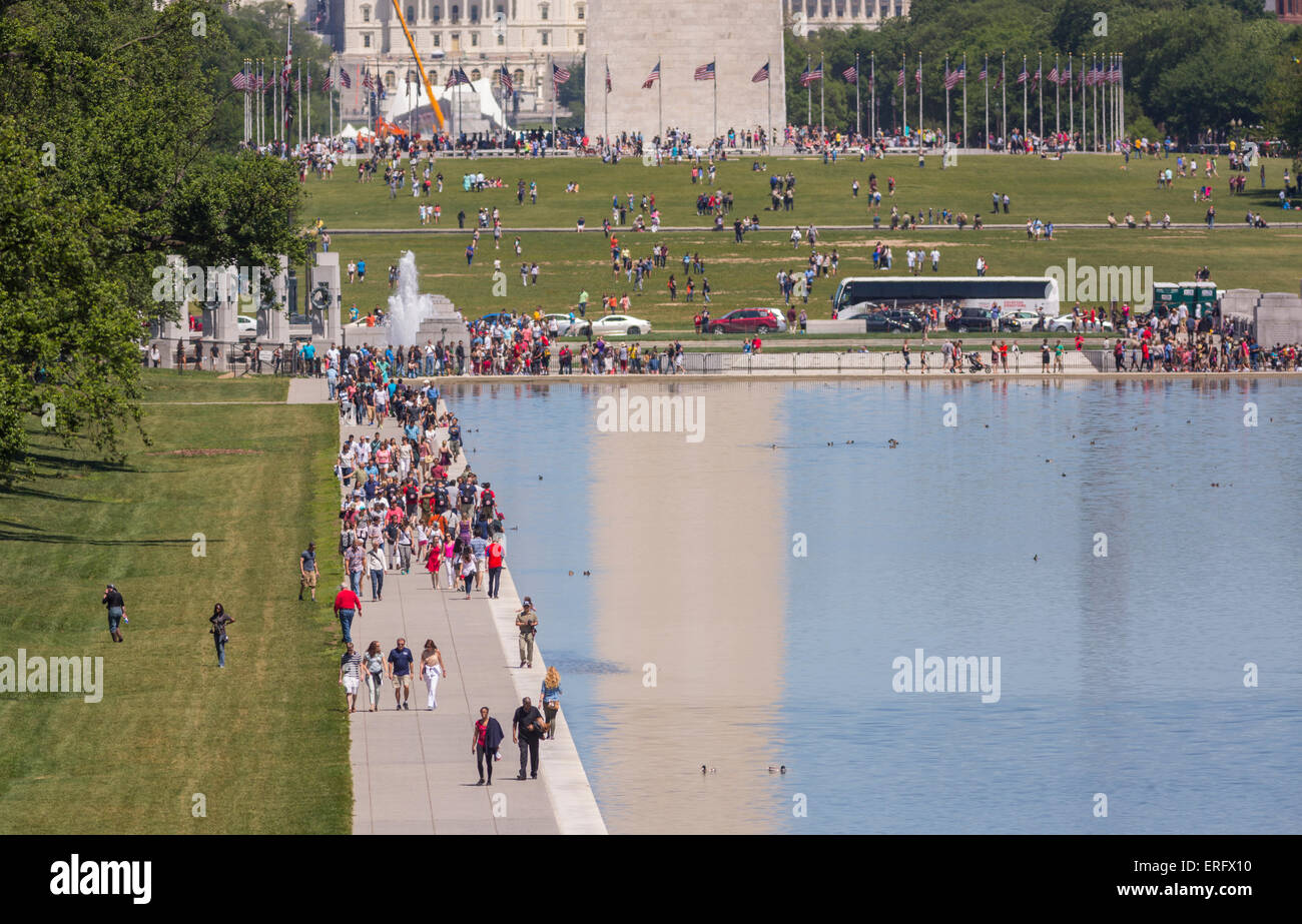WASHINGTON, DC, USA - Les gens marchent le long d'un miroir d'eau sur le National Mall. Banque D'Images