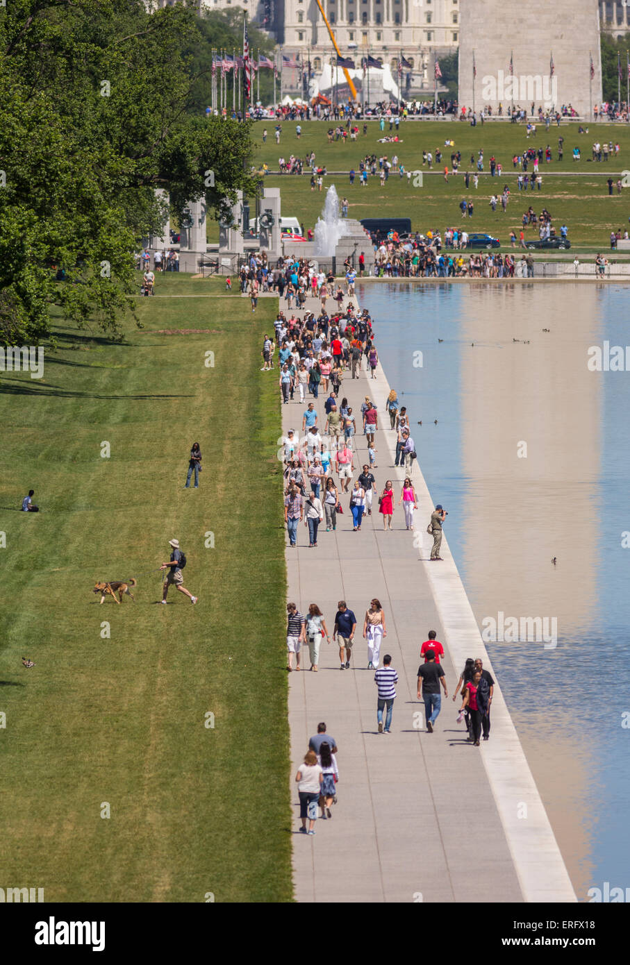 WASHINGTON, DC, USA - Les gens marchent le long d'un miroir d'eau sur le National Mall. Banque D'Images