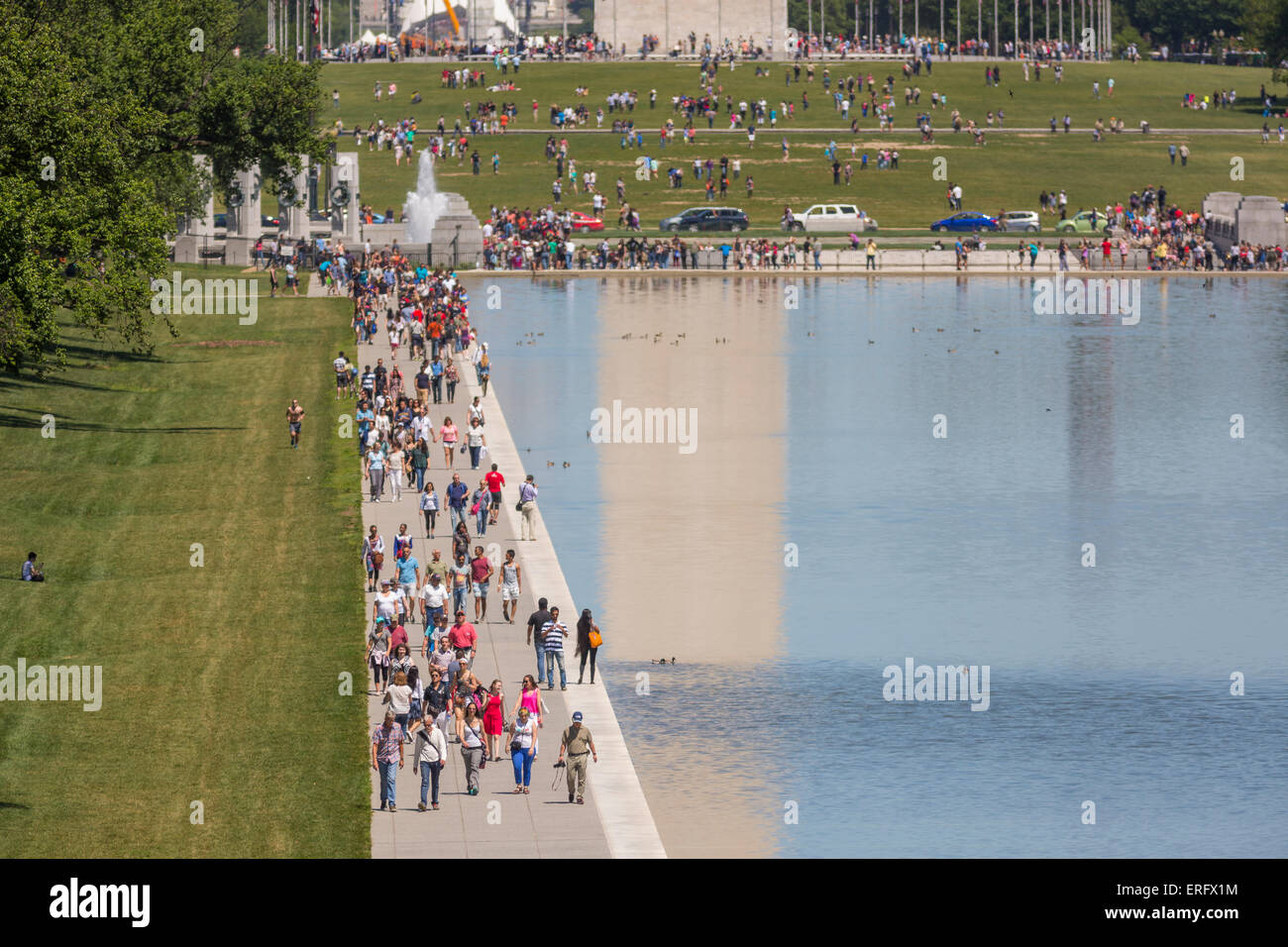 WASHINGTON, DC, USA - Les gens marchent le long d'un miroir d'eau sur le National Mall. Banque D'Images