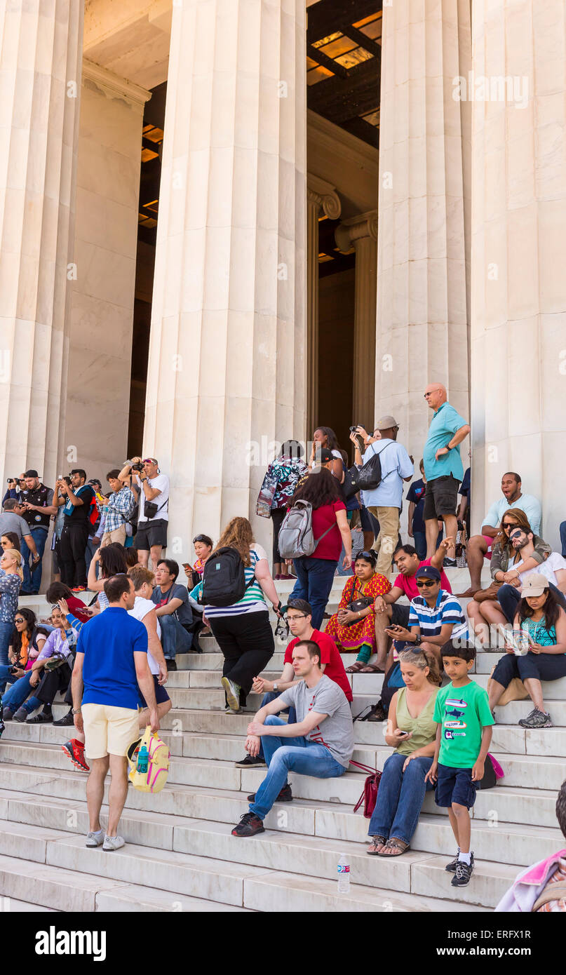 WASHINGTON, DC, USA - les gens sur les marches du Lincoln Memorial. Banque D'Images