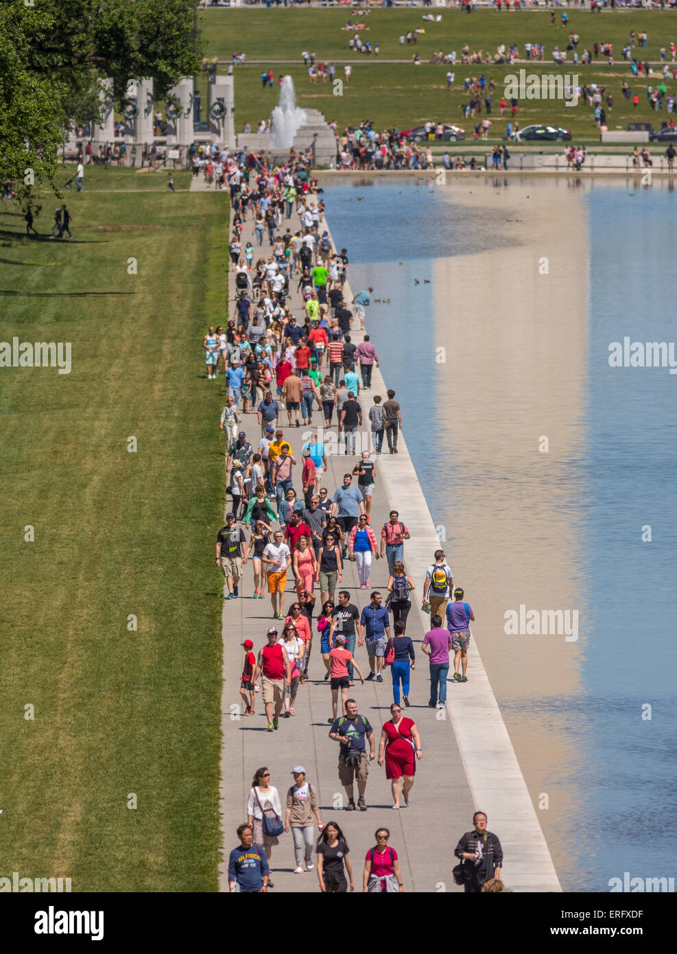 WASHINGTON, DC, USA - Les gens marchent le long d'un miroir d'eau sur le National Mall. Banque D'Images