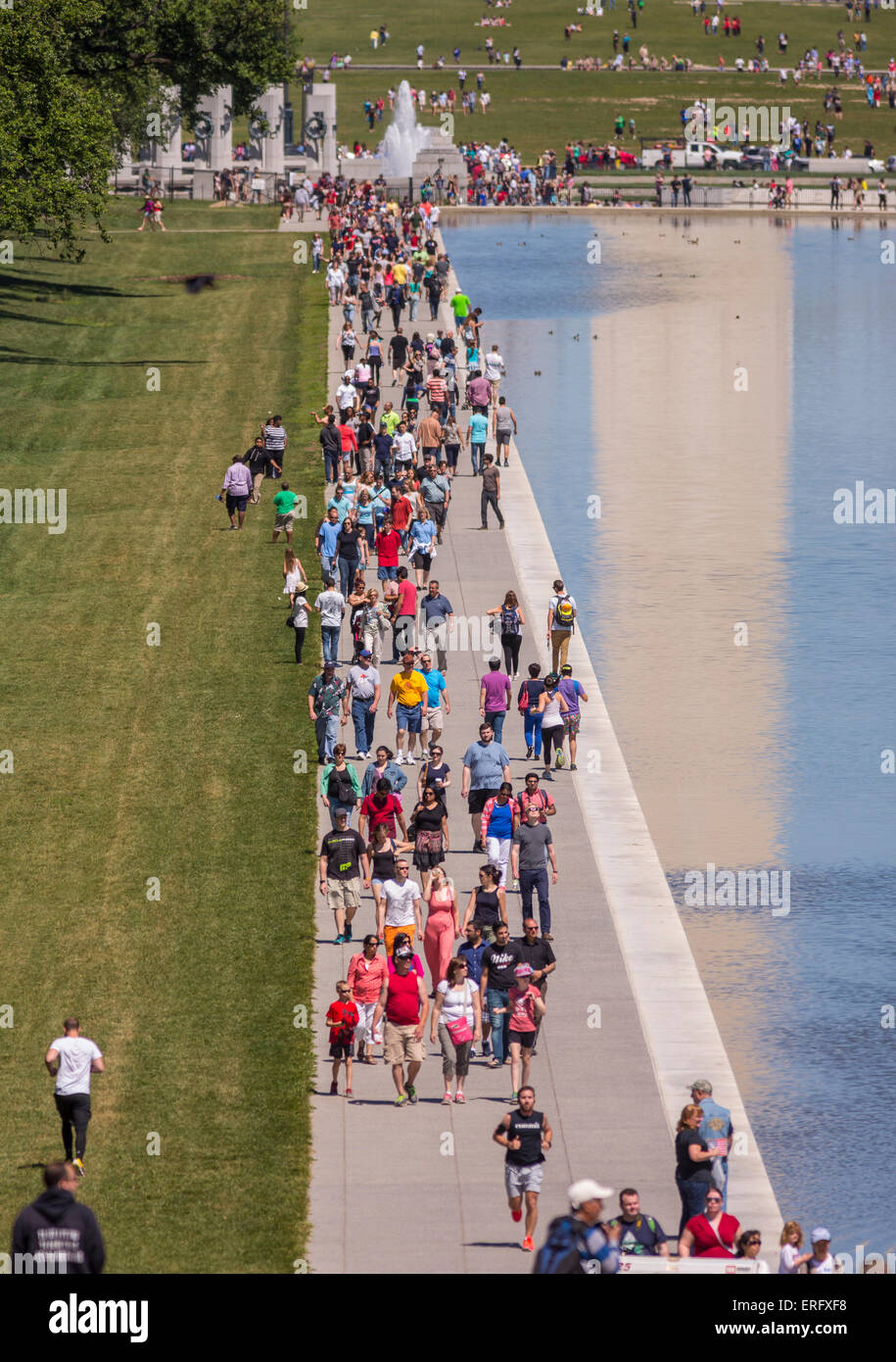 WASHINGTON, DC, USA - Les gens marchent le long d'un miroir d'eau sur le National Mall. Banque D'Images