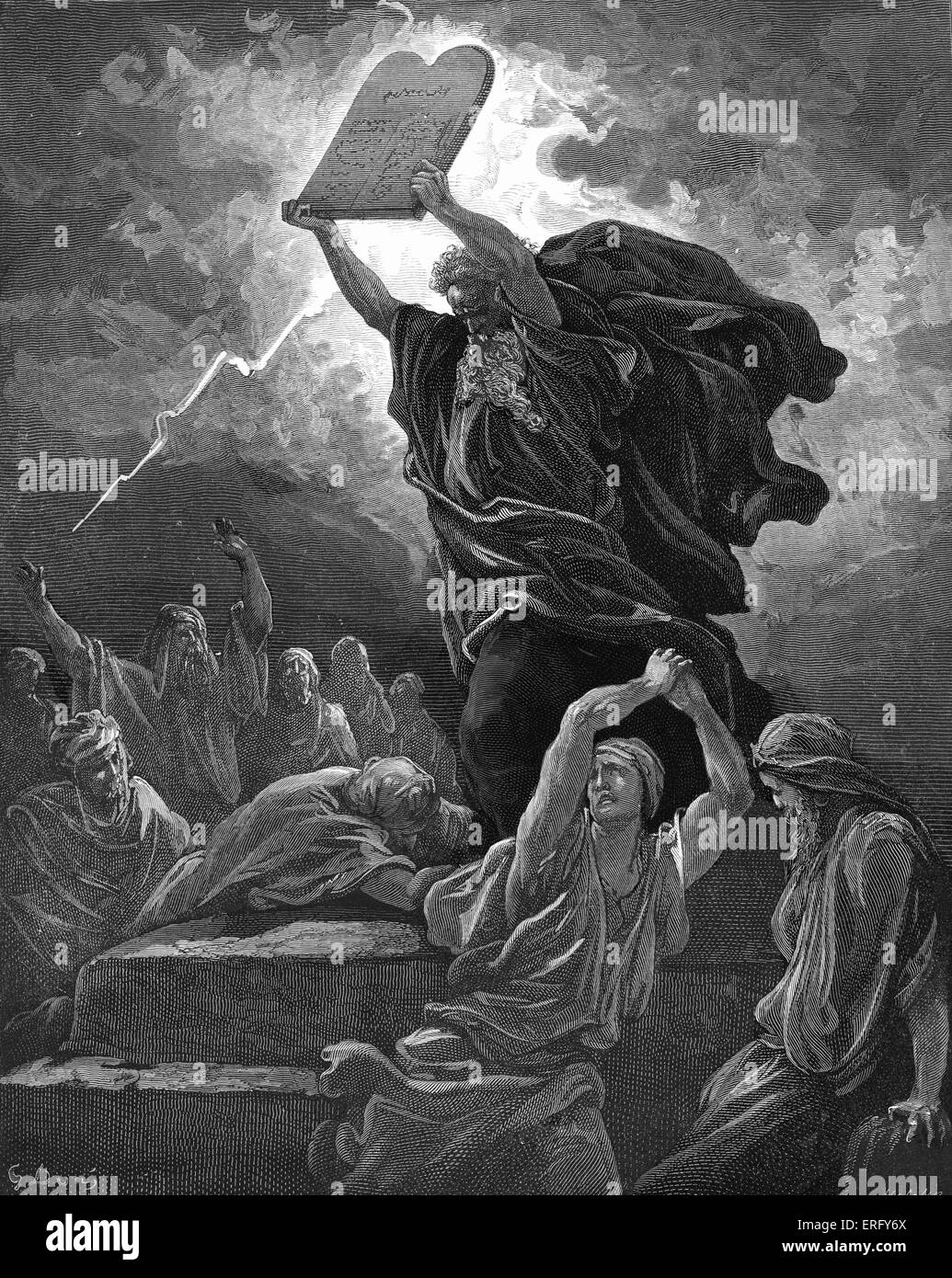 Moïse brise les tables de la loi après en descendant de la montagne de Sinaï et trouver les enfants d'Israël adorant le veau d'or : 'Mos ' colère embrasa, et il jeta de ses mains les tables, et les rompit sous la montagne." (Exode 32 : 19 - 20). Dessiné par Gustave Doré, artiste français, b 6 Janvier 1832 - Le 23 janvier 1883. En effet, gravée par. Banque D'Images