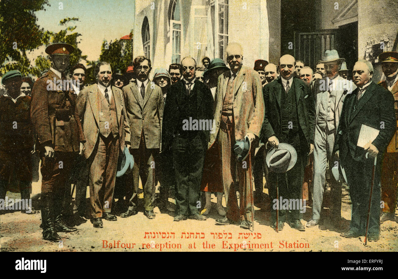 Balfour réception à l'Experiment Station , la Palestine. (Poste de l'expérience agricole). Arthur Balfour (plus haute figure au premier rang), Chaim Weizmann, (d'autres personnes non encore identifié). Arthur James Balfour, 25 juillet 1848 - 19 mars 1930. Banque D'Images