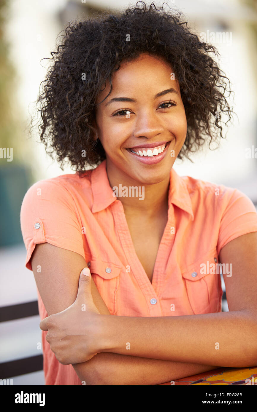 Portrait Of Smiling African American Woman Banque D'Images