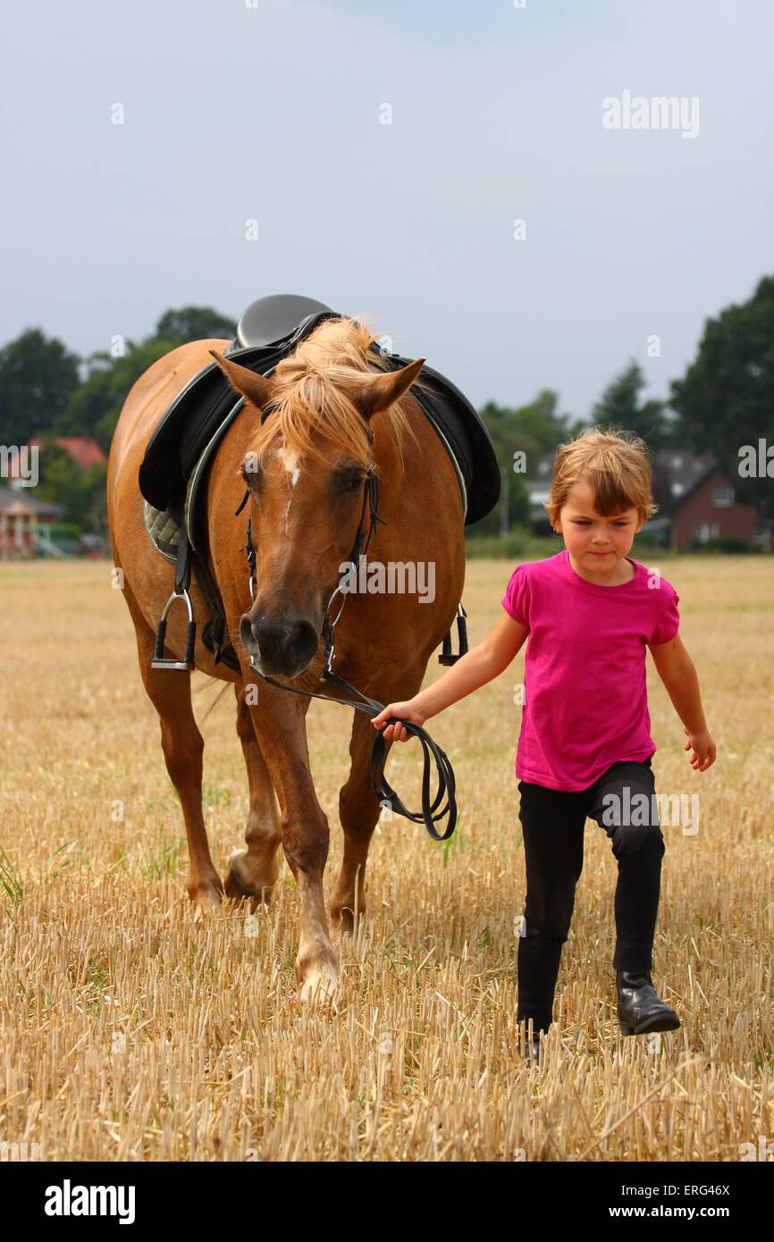 fille avec poney Banque D'Images