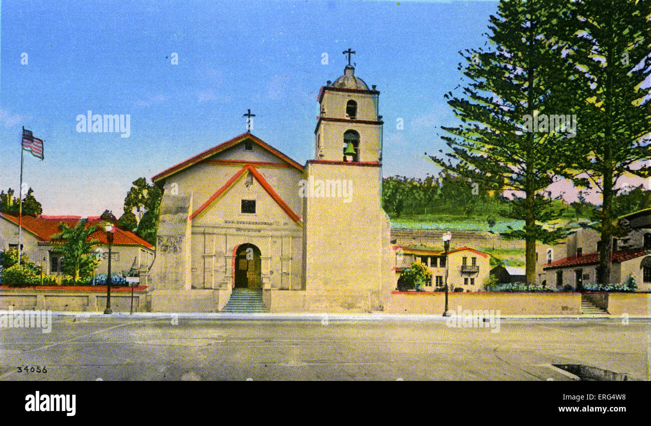 Californie : Mission San Buenaventura, Ventura. School-Mission-cure et célèbre Twin Norfolk de pins. Photo prise c.1900s Banque D'Images