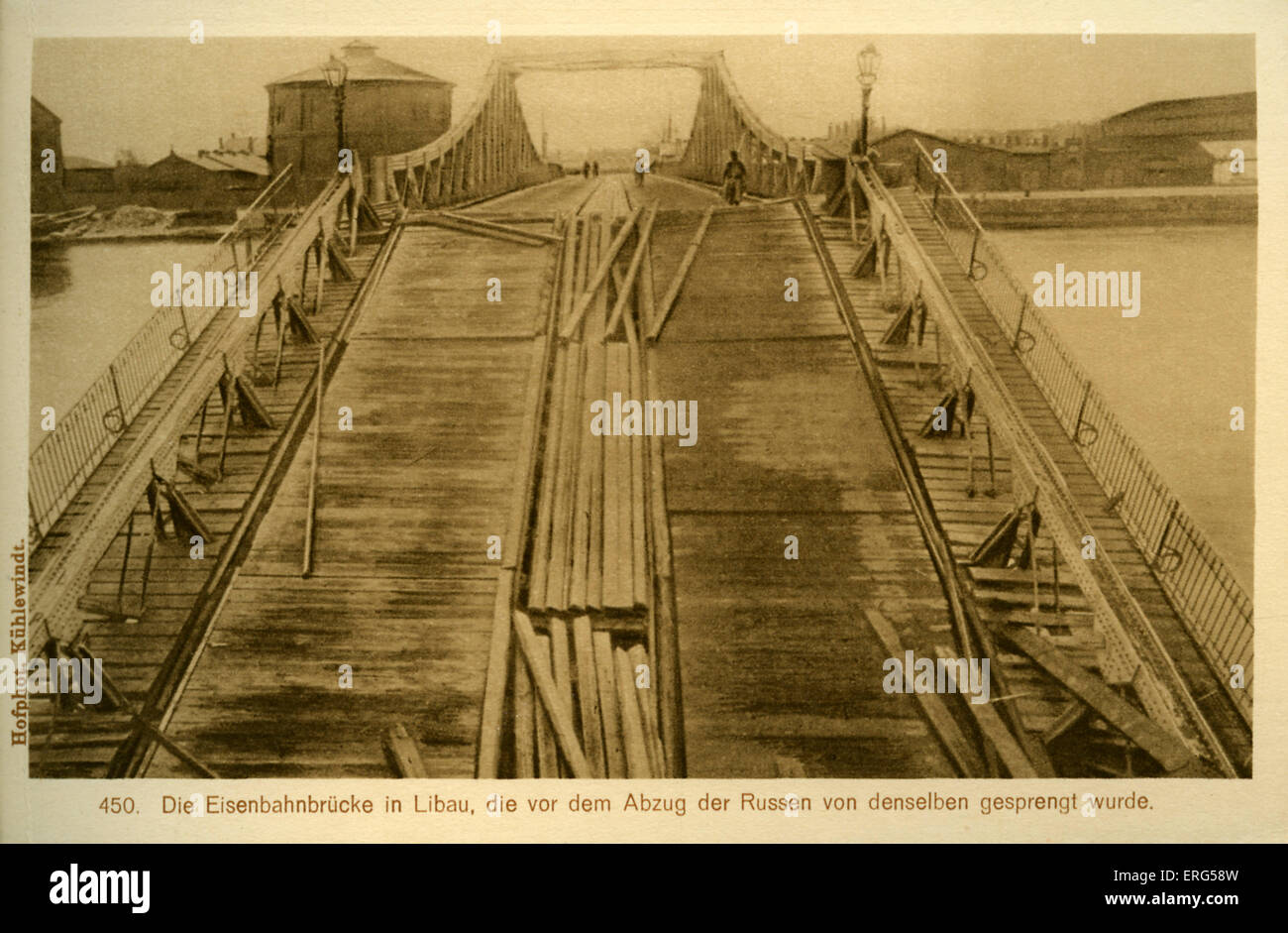 Libau en vertu de la Première Guerre mondiale l'occupation allemande. Prise de photo, montre un pont de chemin de fer qui a été détruit par les Russes Banque D'Images