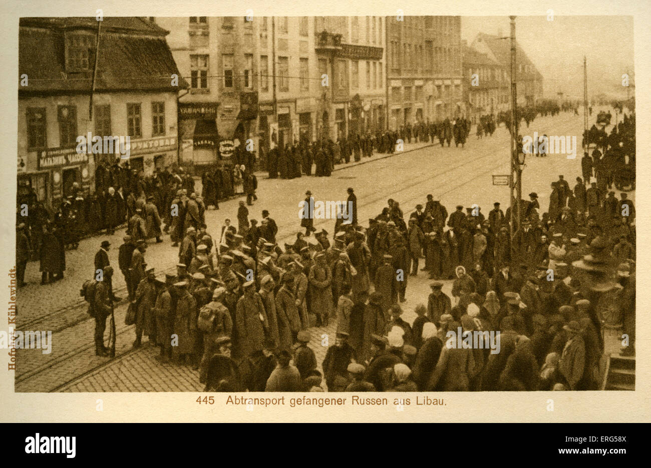Libau en vertu de la Première Guerre mondiale l'occupation allemande. Prises à partir de la photographie, spectacles des troupes russes faits prisonniers arrêtés pour l'évacuation par Banque D'Images