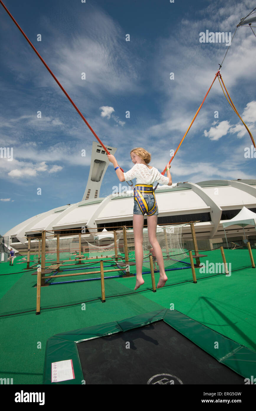 Plaisir en famille dans la région de Montréal, Québec, Canada. Exalto Parc  olympique. Girl jumping on trampoline Photo Stock - Alamy