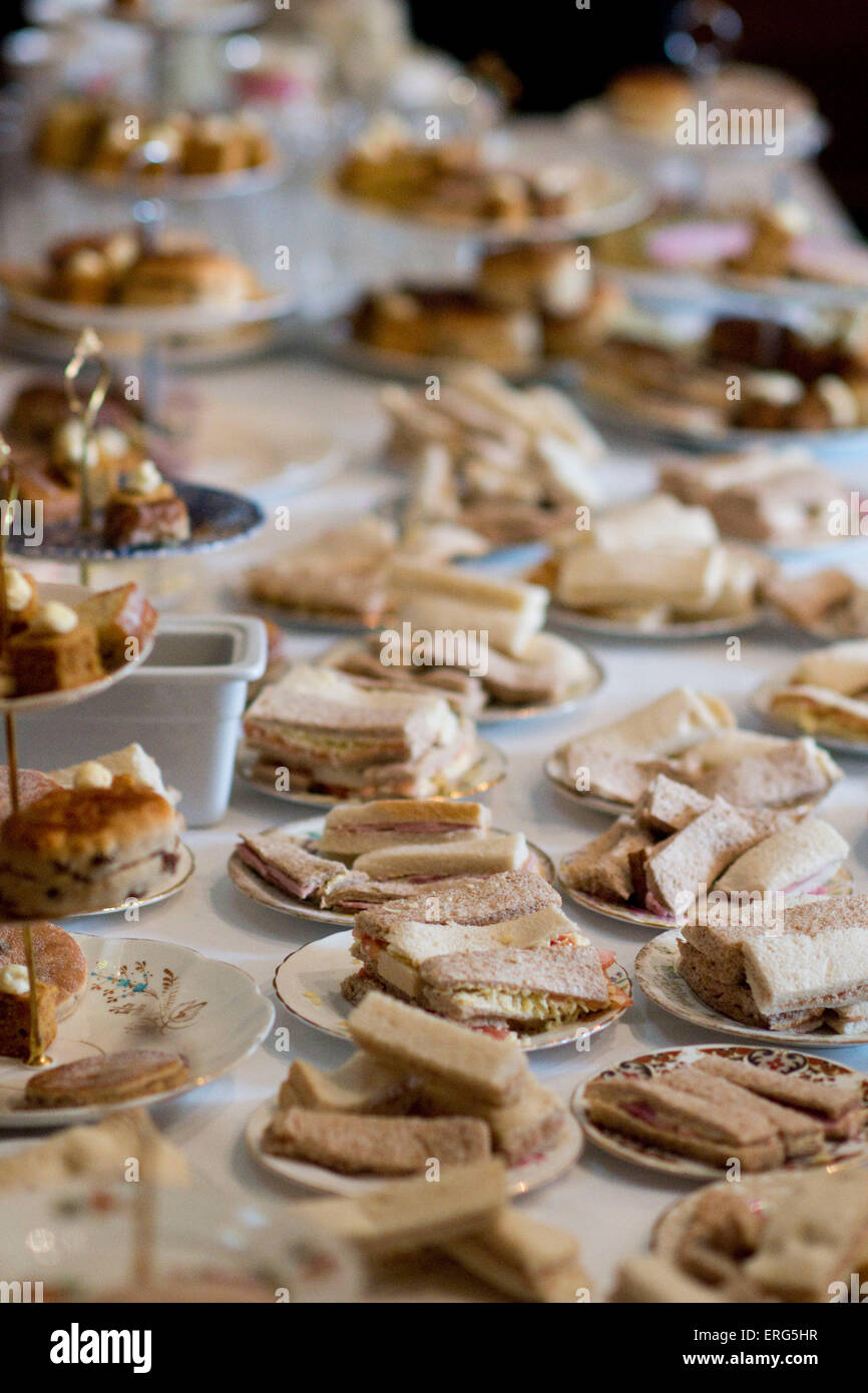 Une table de sandwiches et gâteaux pendant le thé l'après-midi. Banque D'Images