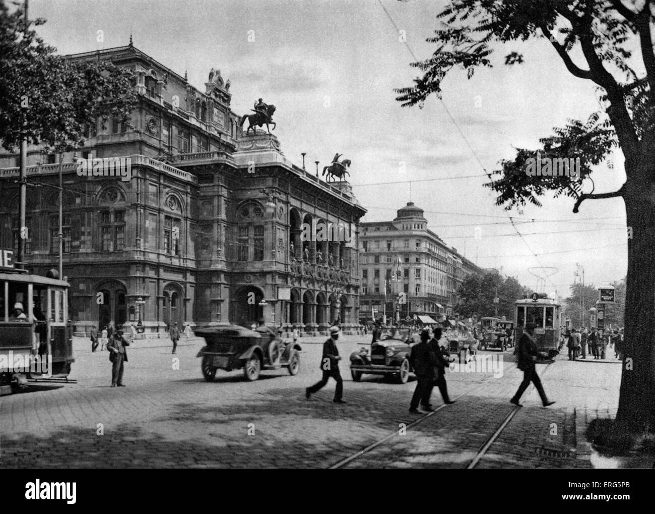 Staatsoper (l'Opéra), Vienne, 1920. Scène de rue. Ouvert en 1869, conçu par l'architecte autrichien August Sicard von Banque D'Images