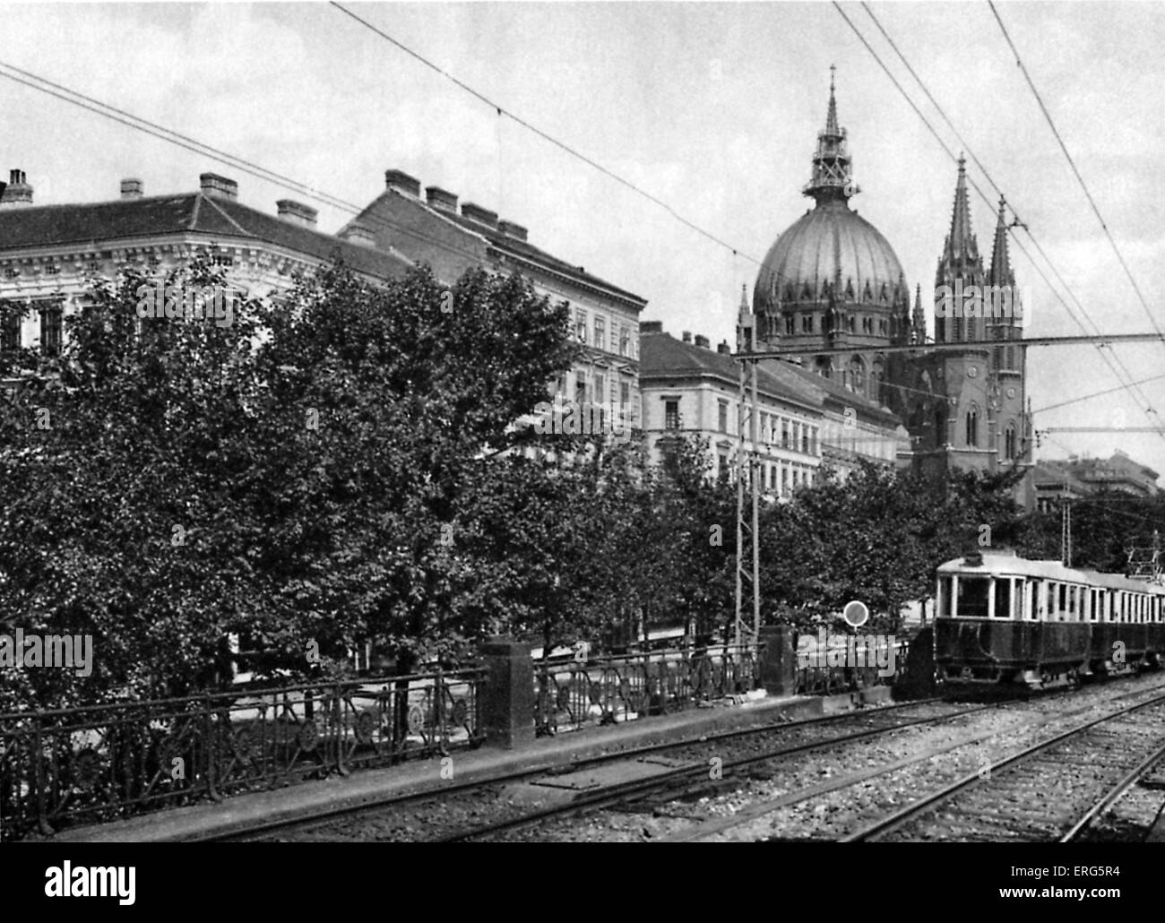 La ville de chemin de fer électrique, Vienne, Autriche, 1920. Dans l'arrière-plan, le Maria von siège l'église. Banque D'Images