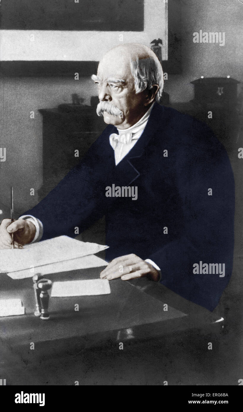 Otto von Bismarck à son bureau. Politicien prussien 1815-1898. Devient chef de l'Allemagne après la réunification. Banque D'Images